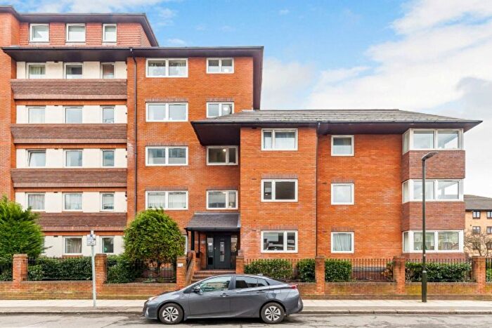 2 Bedroom Flat To Rent In The Broadway, London, SW19