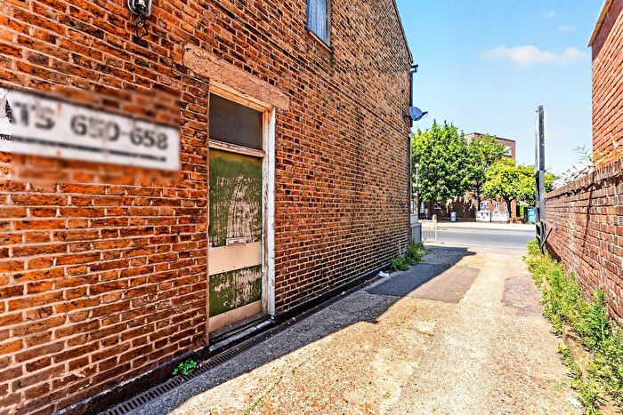 2 Bedroom Flat For Sale In Garratt Lane, London, SW17