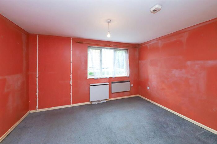 1 Bedroom Flat For Sale In Newcombe Rise, Yiewsley, West Drayton, UB7