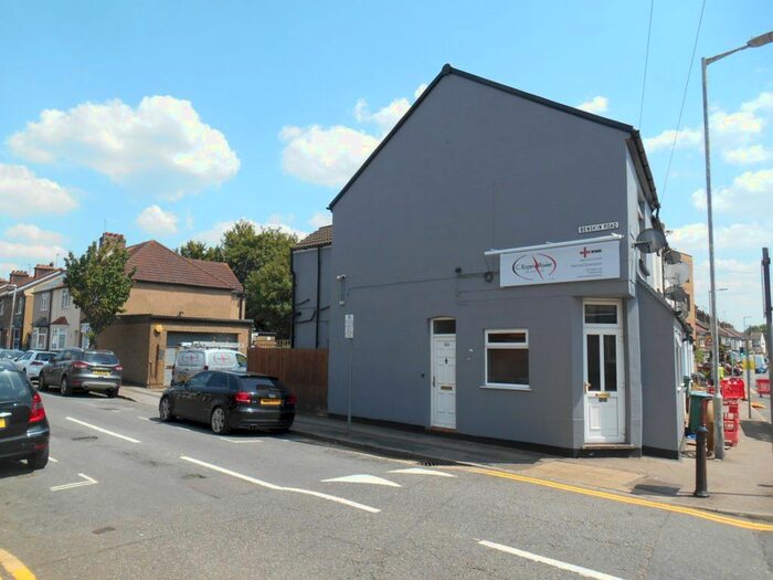 2 Bedroom Flat To Rent In Hagden Lane, Watford, WD18