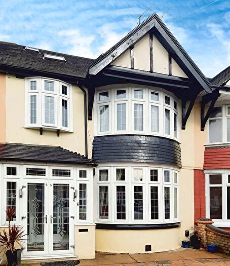 6 Bedroom Terraced House To Rent In Capel Gardens, Ilford, IG3