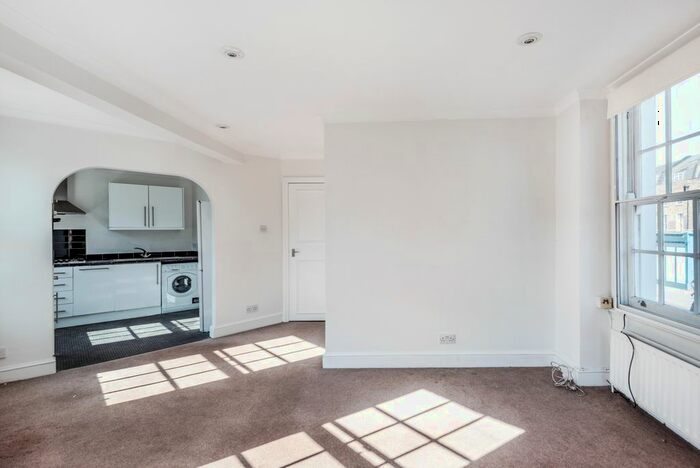 2 Bedroom Flat To Rent In The Triangle, Kennington Lane, SE11