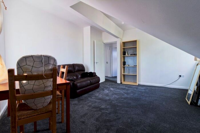 2 Bedroom Flat To Rent In Chapel Lane- Flat, Leeds, West Yorkshire, LS6