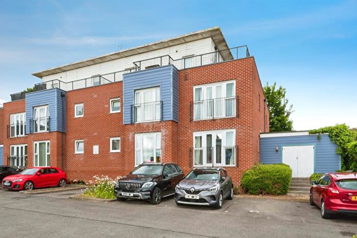 2 Bedroom Flat For Sale In Alexander Square, Eastleigh, SO50