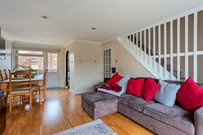 2 Bedroom Maisonette To Rent In St. Leonards Road Windsor, SL4