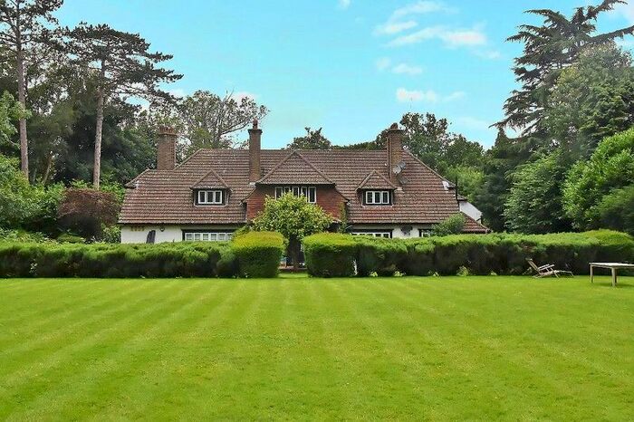 2 Bedroom Maisonette For Sale In Chequers Lane, Walton On The Hill, Tadworth, Surrey., KT20