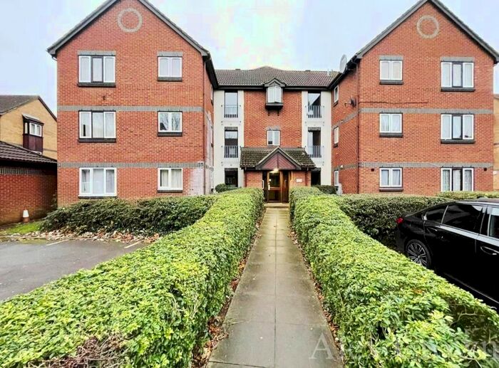 1 Bedroom Flat To Rent In Swaythling Close, London N18