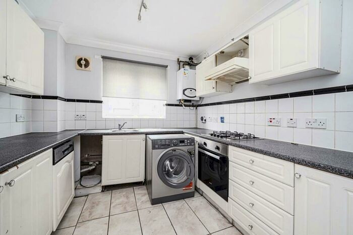 3 Bedroom House To Rent In Buxhall Crescent, Hackney, London, E9