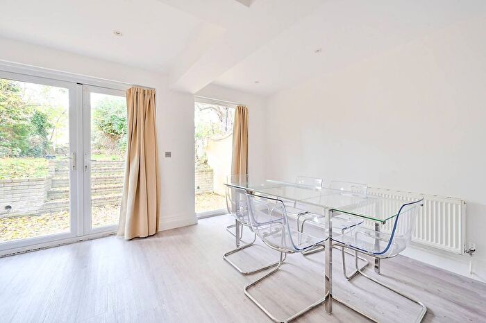 3 Bedroom Flat To Rent In Argyle Road, Ealing, London, W13