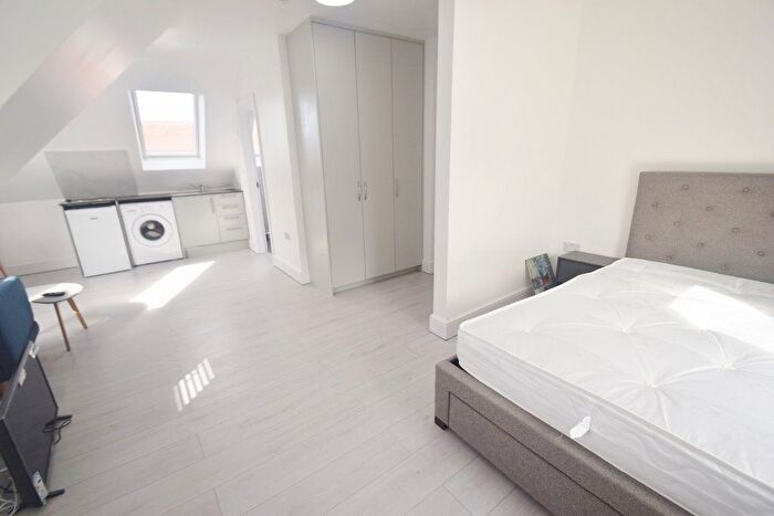 Studio To Rent In Beechcroft Avenue, Golders Green, NW11