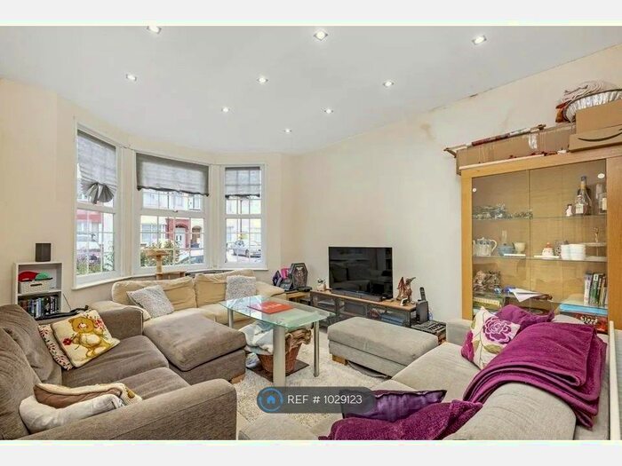 3 Bedroom Flat To Rent In Robinson Road, London SW17