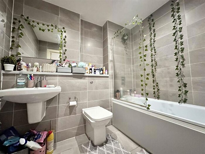 1 Bedroom Flat For Sale In Michigan Avenue, Salford, M50