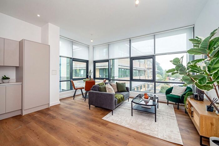 1 Bedroom Flat To Rent In Lakeside Close, Staines Upon Thames, TW18
