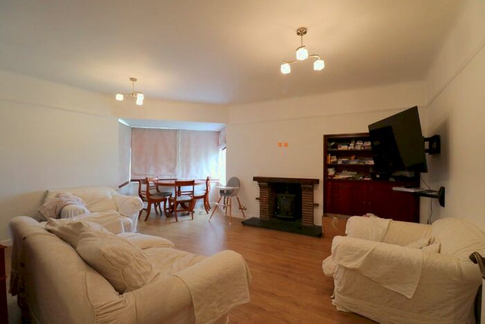 3 Bedroom Flat To Rent In Essex House, Links Road, London, W3