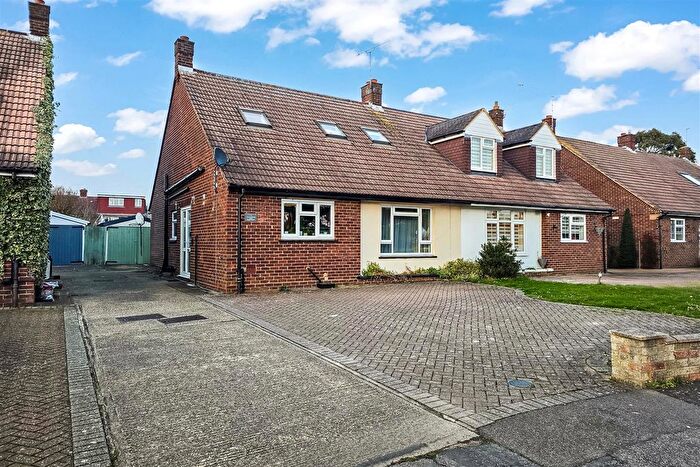 3 Bedroom Semi Detached Bungalow For Sale In Heronfield, Potters Bar, EN6