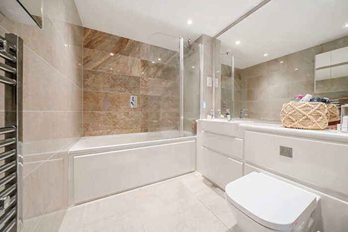 2 Bedroom Flat For Sale In Flambard Way, Godalming, GU7