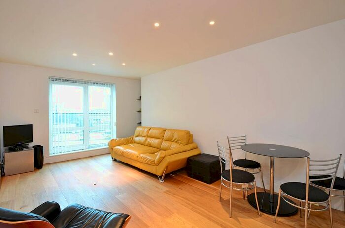 2 Bedroom Flat To Rent In Beckford Close, Kensington, London, W14