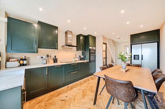 3 Bedroom Terraced House For Sale In Summerhouse Hill, Buckingham, Buckinghamshire, MK18