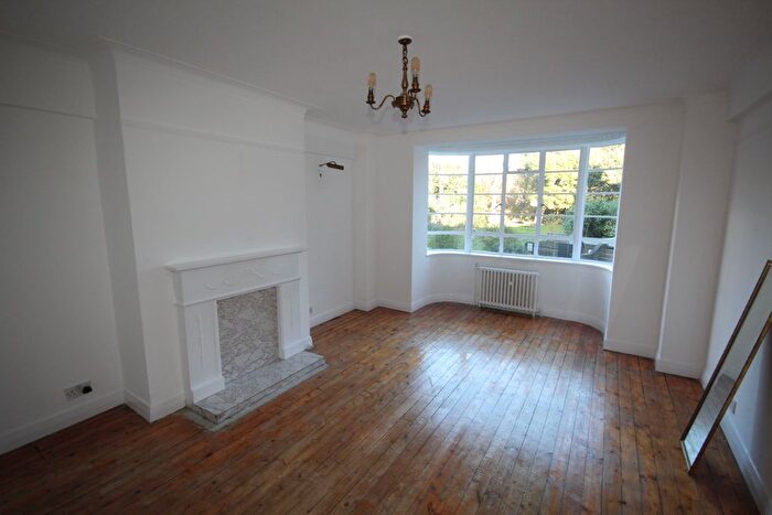 2 Bedroom Flat To Rent In Furze Hill, Hove, BN3