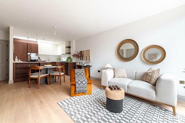 4 Bedroom Terraced House For Sale In Rosewood Close, South Woodford, E18