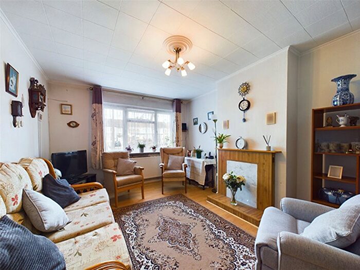 2 Bedroom Flat For Sale In Chase Cross Road, Romford, RM5