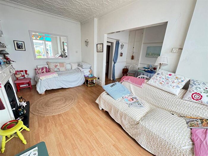 1 Bedroom Flat For Sale In Plas Newydd, Thorpe Bay, SS1