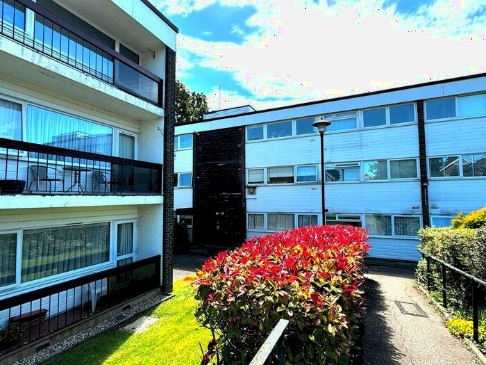 2 Bedroom Flat To Rent In St. Winifreds Close, Chigwell, IG7
