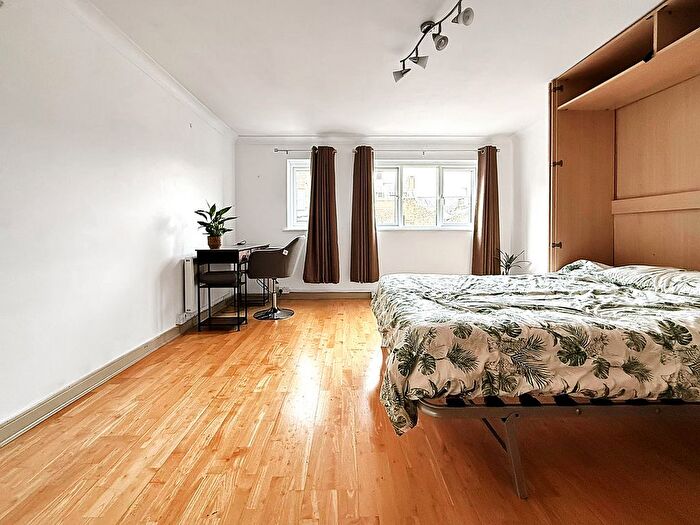 1 Bedroom Studio For Sale In Glovers Lodge, Richmond, TW10