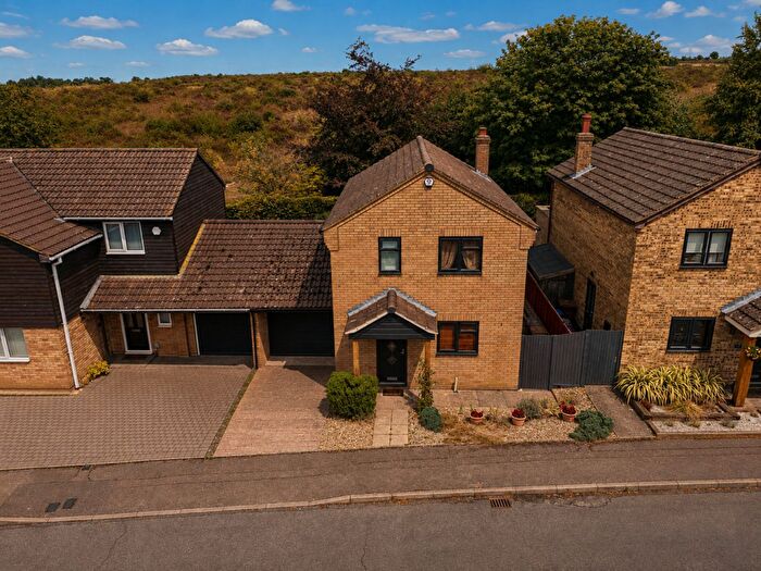 3 Bedroom Link Detached House For Sale In Aleyn Way, Baldock, SG7
