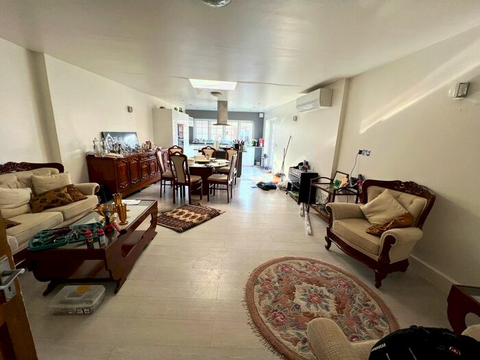 3 Bedroom Semi-Detached House To Rent In Warwick Road, Chingford, E4