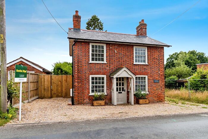 3 Bedroom Detached House For Sale In Winsor Road, Winsor, Hampshire, SO40