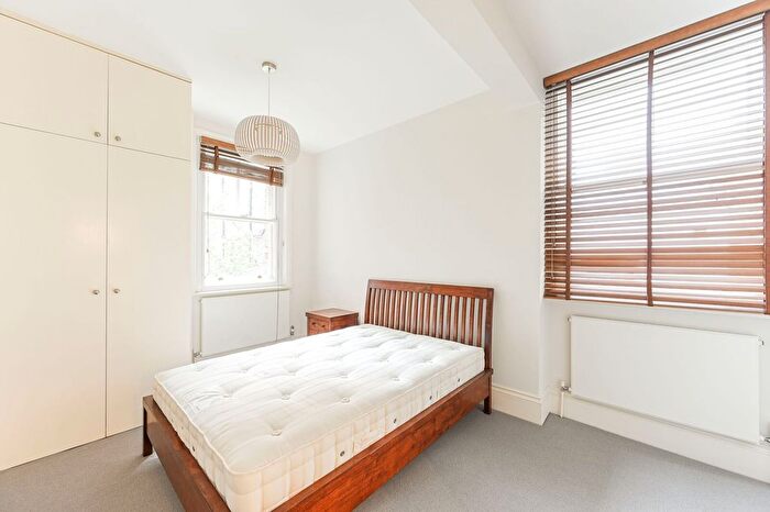 3 Bedroom Flat To Rent In Cadogan Court Gardens, Chelsea, London, SW1X