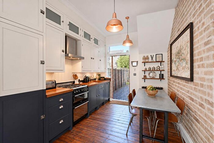 1 Bedroom Flat For Sale In Clonbrock Road, Stoke Newington, N16