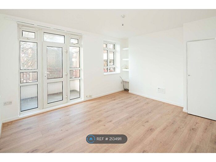 3 Bedroom Flat To Rent In Birdsall House, London, SE5