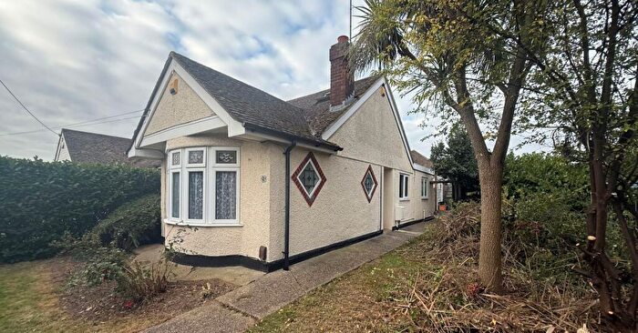 4 Bedroom Chalet For Sale In Deirdre Avenue, Wickford, Essex, SS12