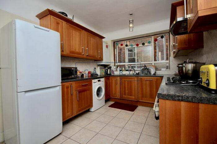 4 Bedroom Flat To Rent In Brondesbury Park, London, NW6