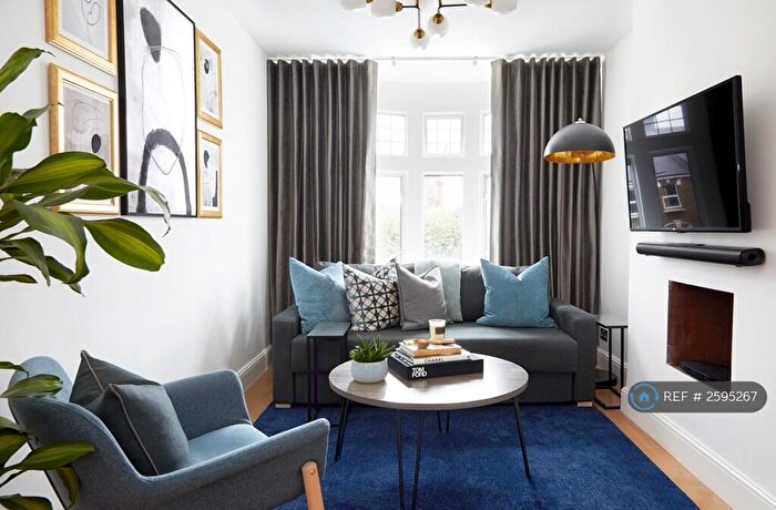 3 Bedroom Flat To Rent In High Road, London, N12