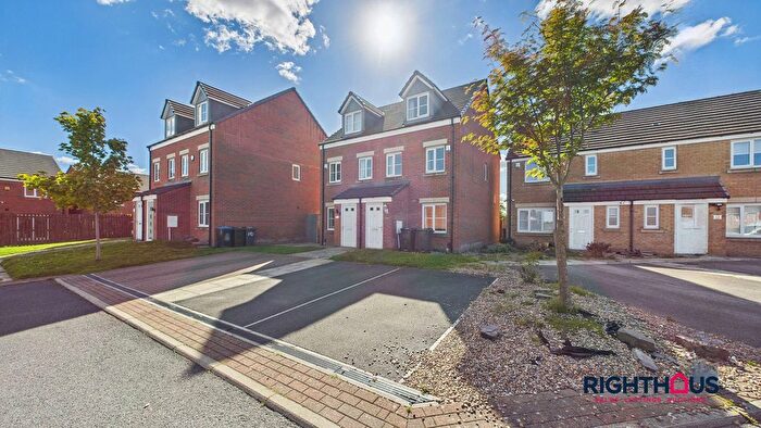 3 Bedroom Semi-Detached House For Sale In Forrest Close, Bradford, BD6