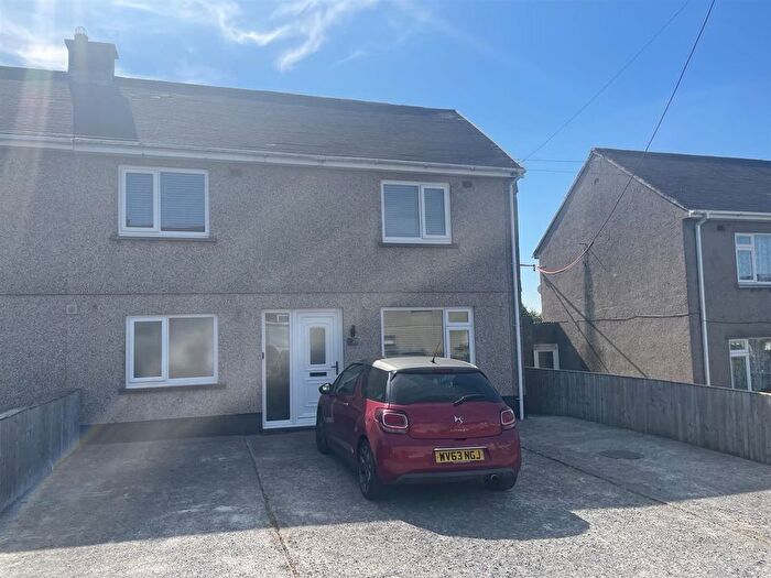 4 Bedroom Semi-Detached House To Rent In Caeglas, Cross Hands, Llanelli, SA14