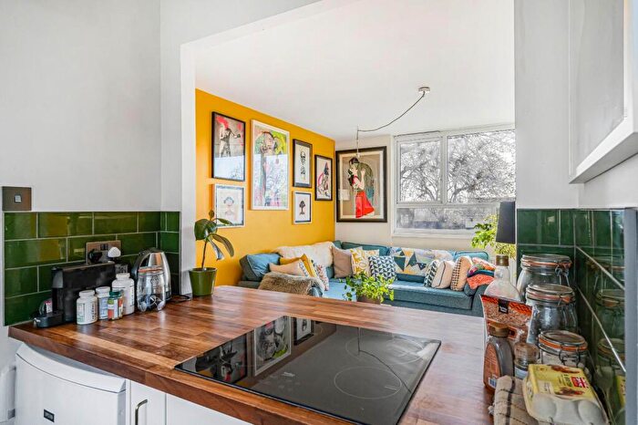 1 Bedroom Apartment For Sale In Sunray Avenue, SE24