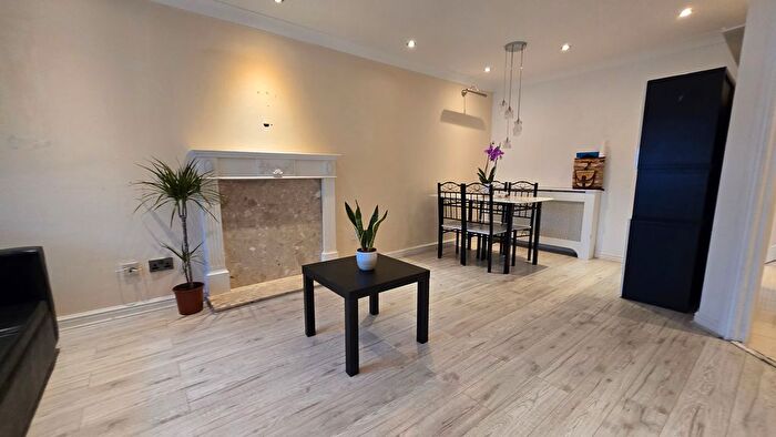 2 Bedroom Flat To Rent In Stewart Street, London, E14