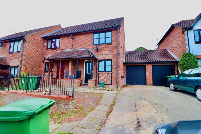 2 Bedroom House To Rent In Downs Grove, Basildon, SS16