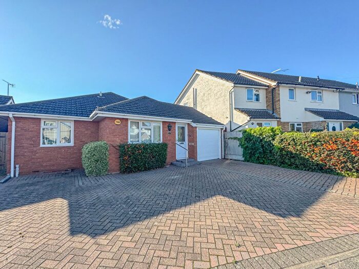 2 Bedroom Detached Bungalow For Sale In Plumberow Avenue, Hockley, SS5