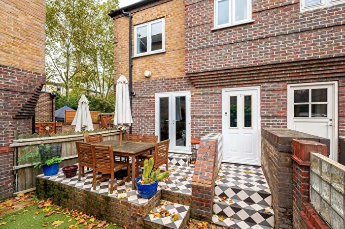 2 Bedroom House To Rent In Trafalgar Close, Rotherhithe, London, SE16