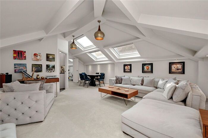 2 Bedroom Flat For Sale In Bear Lane, Farnham, Surrey, GU9