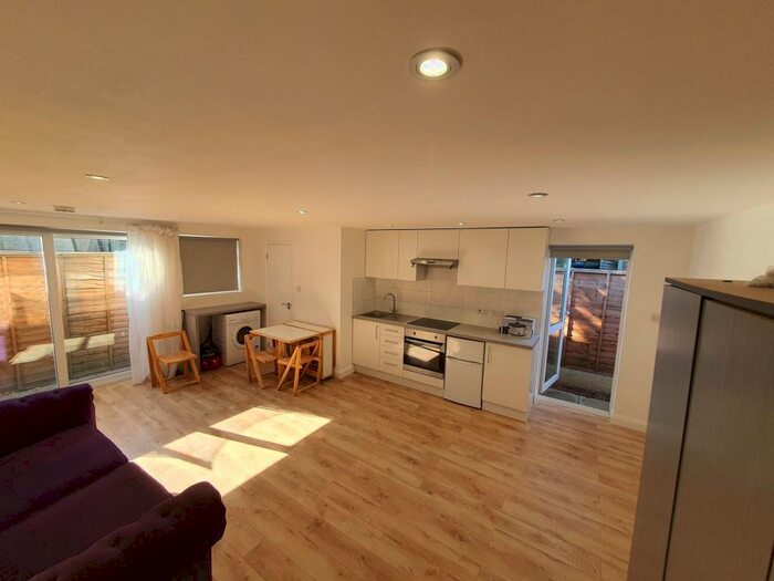 Studio To Rent In Highfield Road, Golders Green, NW11