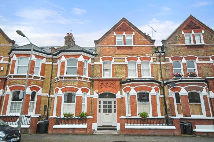 2 Bedroom Flat To Rent In Lavender Gardens, Battersea, London, SW11