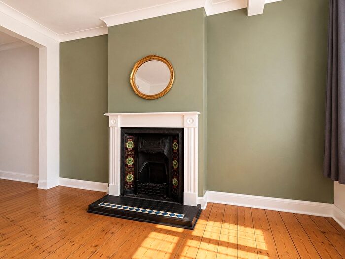 3 Bedroom Semi-detached House For Sale In Leven Way, Hayes, Greater London, UB3