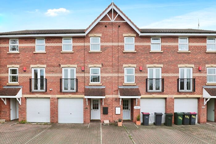 3 Bedroom Town House For Sale In Rotherham Road, Dinnington, Sheffield, S25