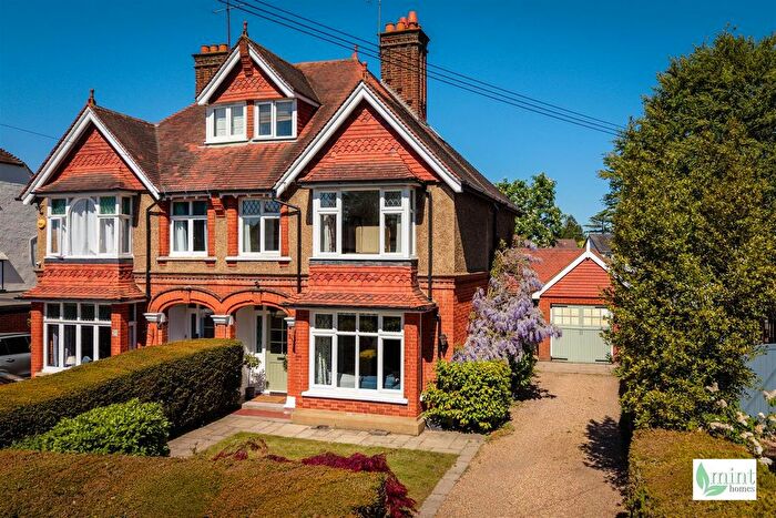5 Bedroom Property For Sale In Waldens Park Road, Horsell, Woking, GU21